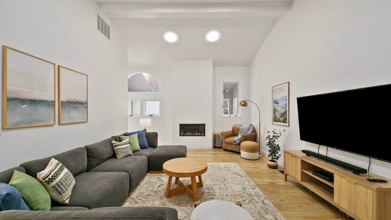 Photo of Livingroom in Depot Bench