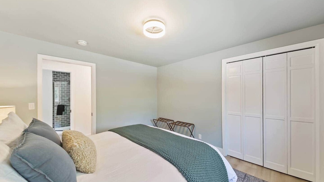 Photo of Bedroom in Depot Bench