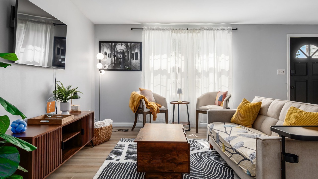 Photo of Livingroom in Summit Station