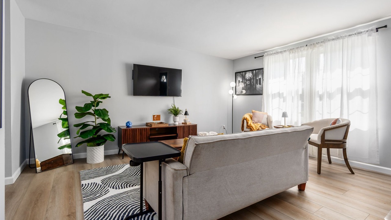 Photo of Livingroom in Summit Station