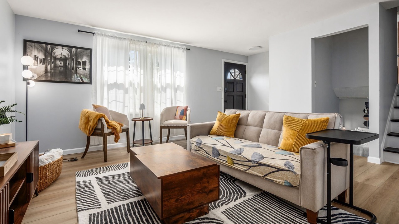 Photo of Livingroom in Summit Station