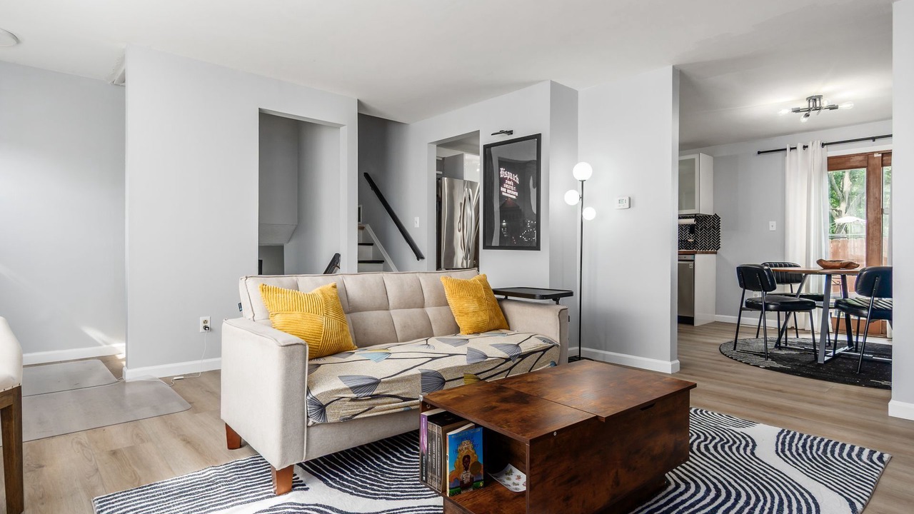 Photo of Livingroom in Summit Station