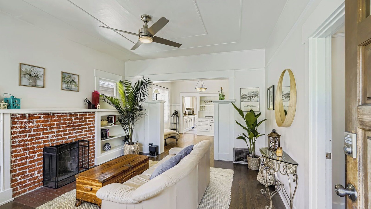 Photo of Livingroom in University District