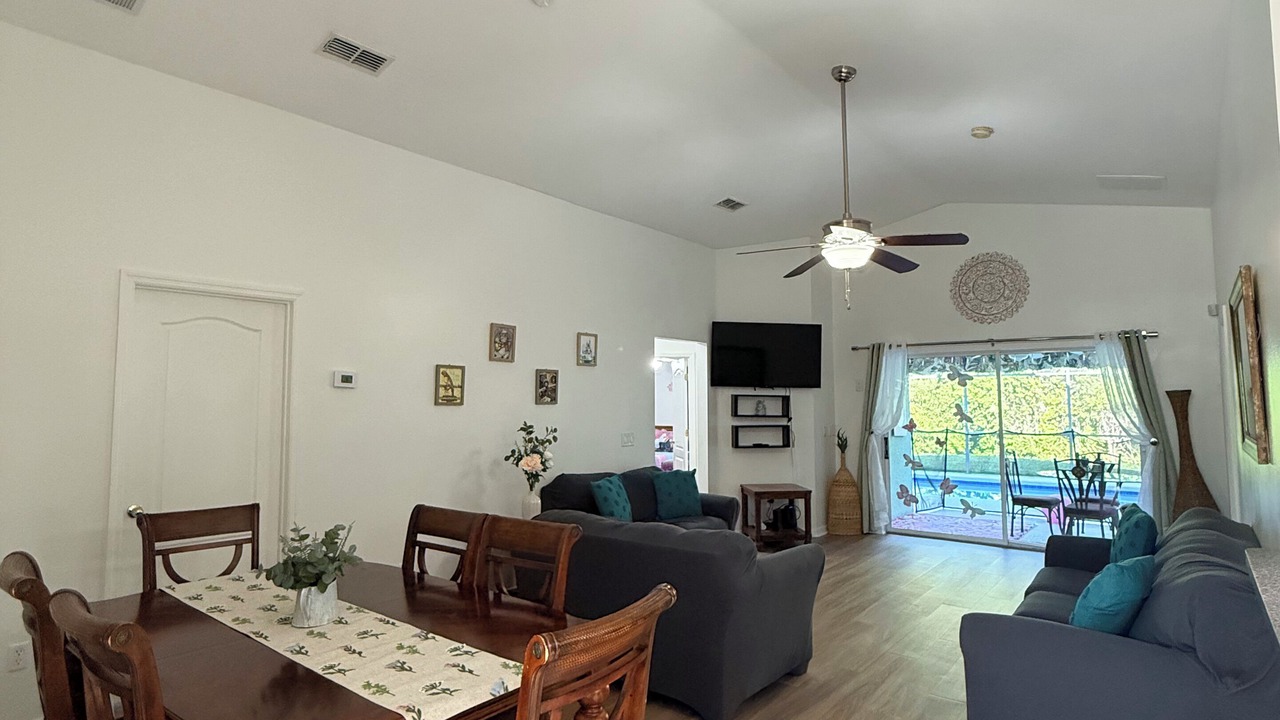 Photo of Livingroom in Sandy Ridge
