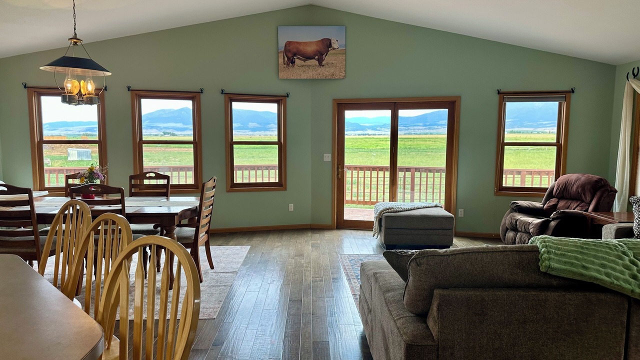 Photo of Livingroom in Broadwater County