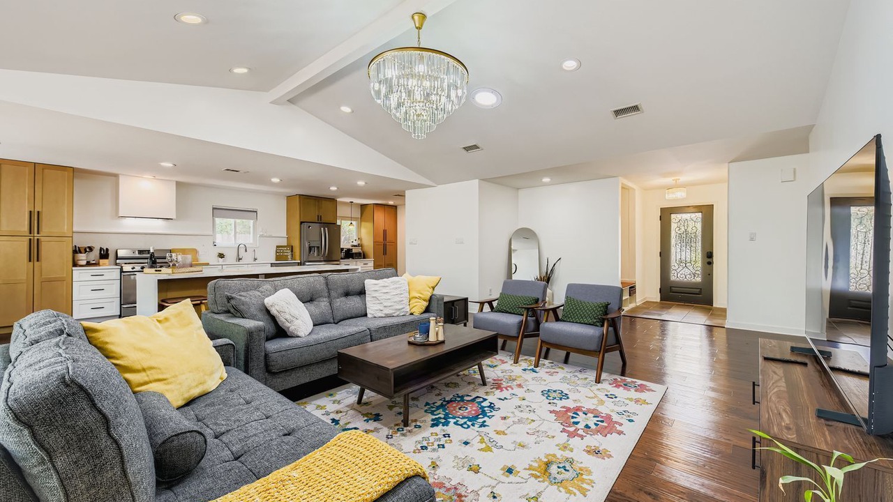 Photo of Livingroom in East Oak Hill