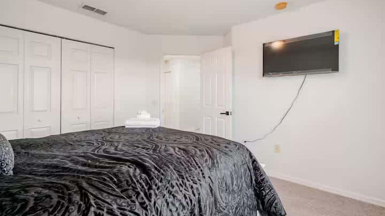 Photo of Bedroom in Crescent Lakes