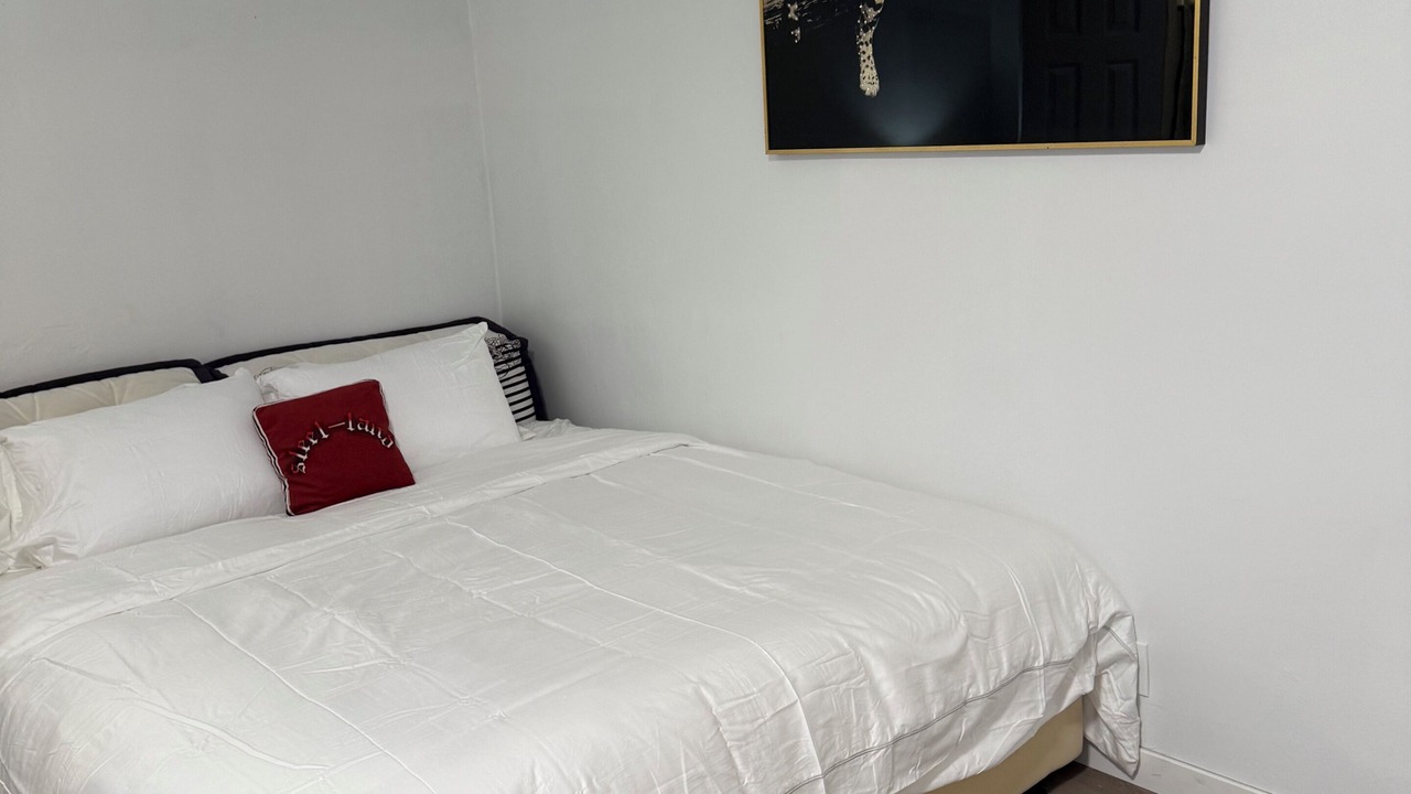 Photo of Bedroom in Wilshire Center
