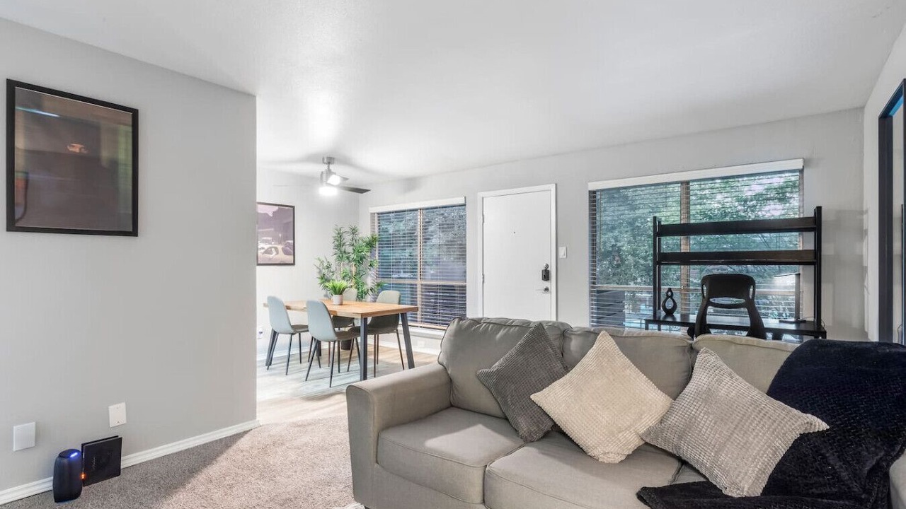 Photo of Livingroom in Central Arlington