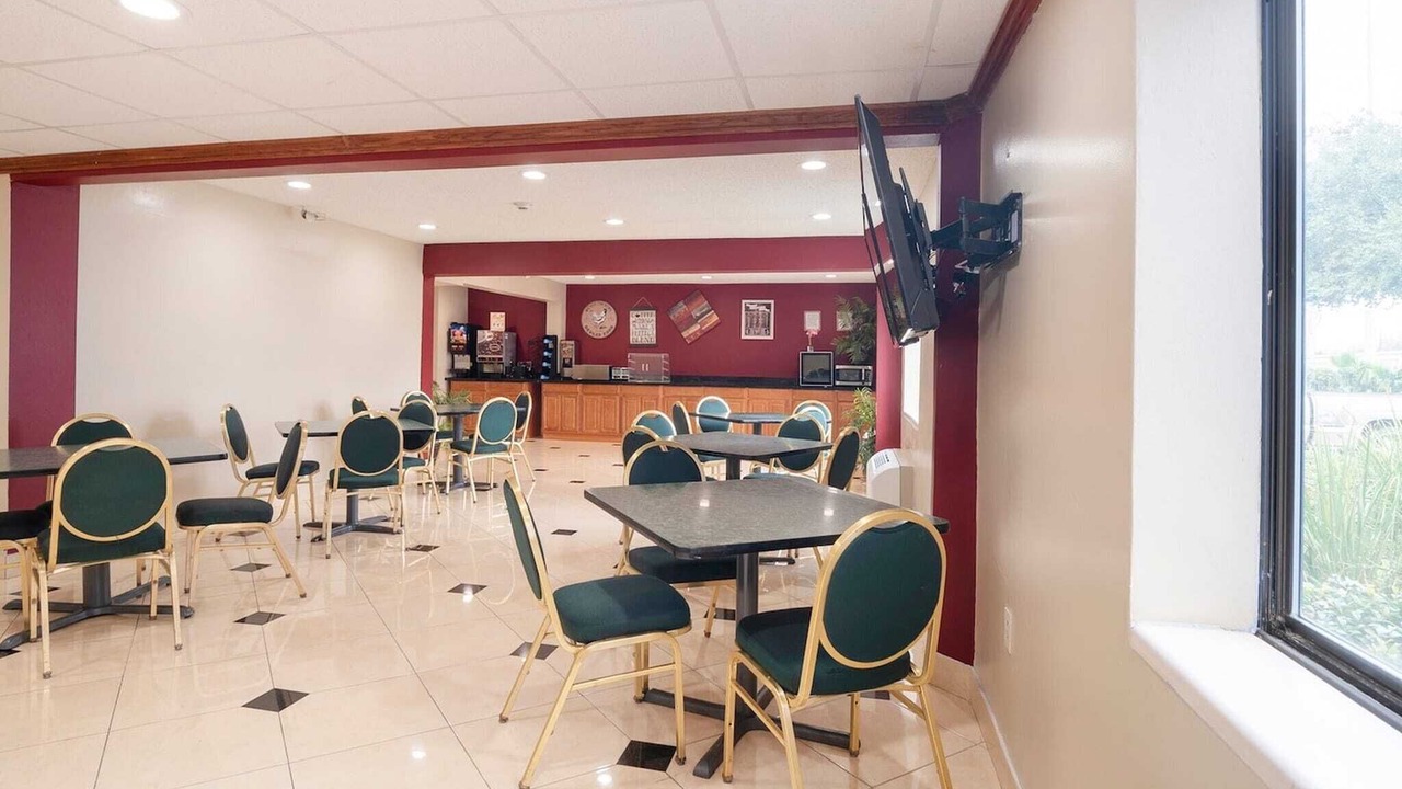 Photo of Livingroom in Greater Greenspoint