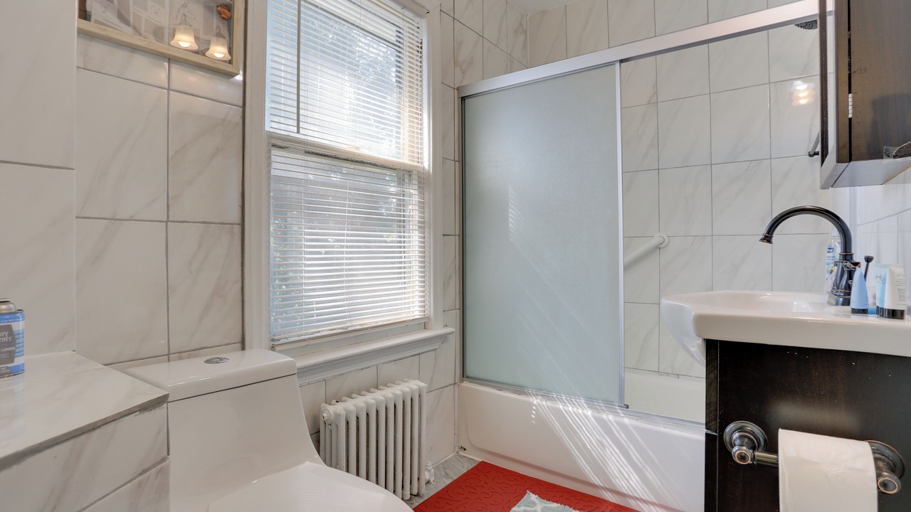 Photo of Bathroom in Teaneck