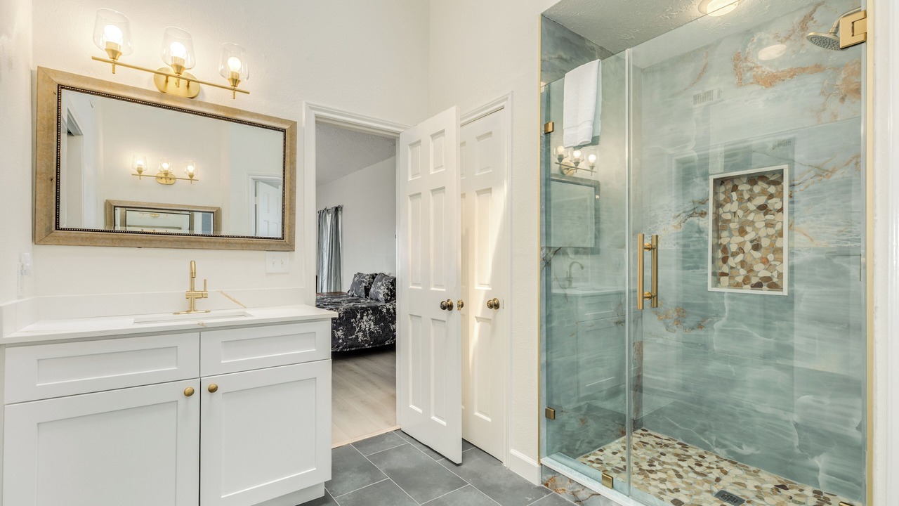 Photo of Bathroom in Pirates Beach