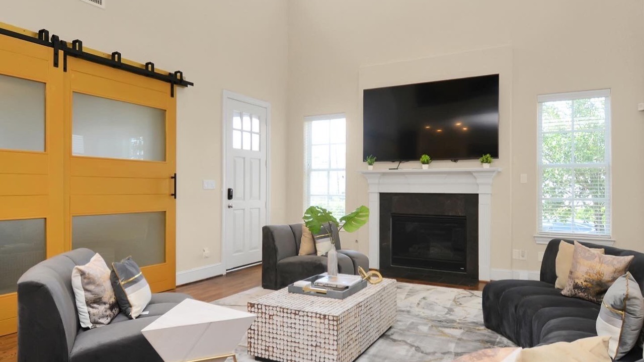 Photo of Livingroom in Spring Branch Central