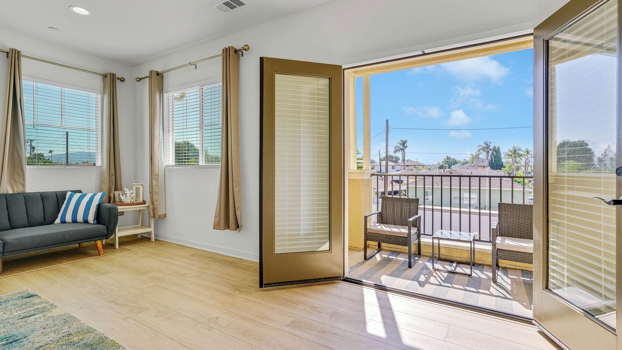 Photo of Livingroom in Harbor Gateway South