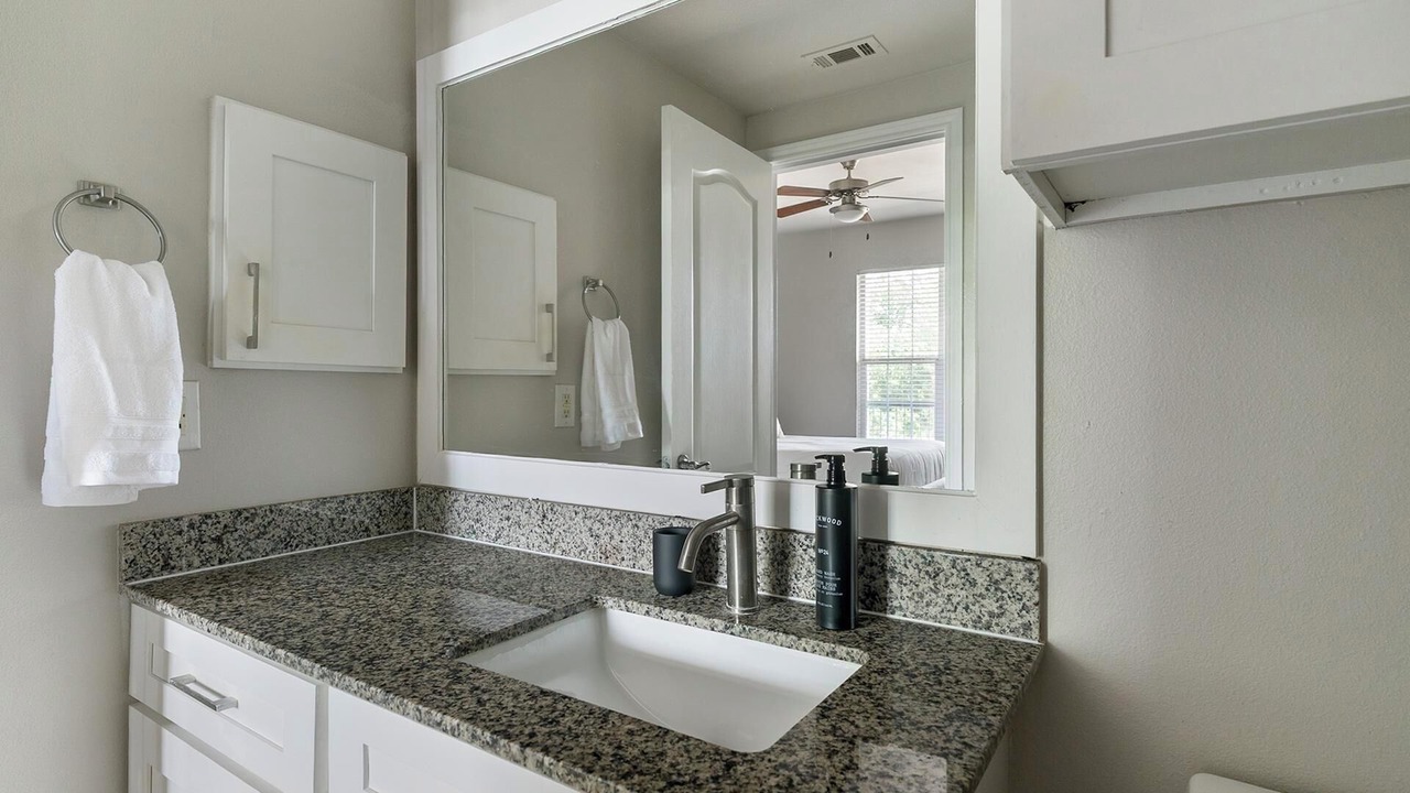 Photo of Bathroom in FM 1960