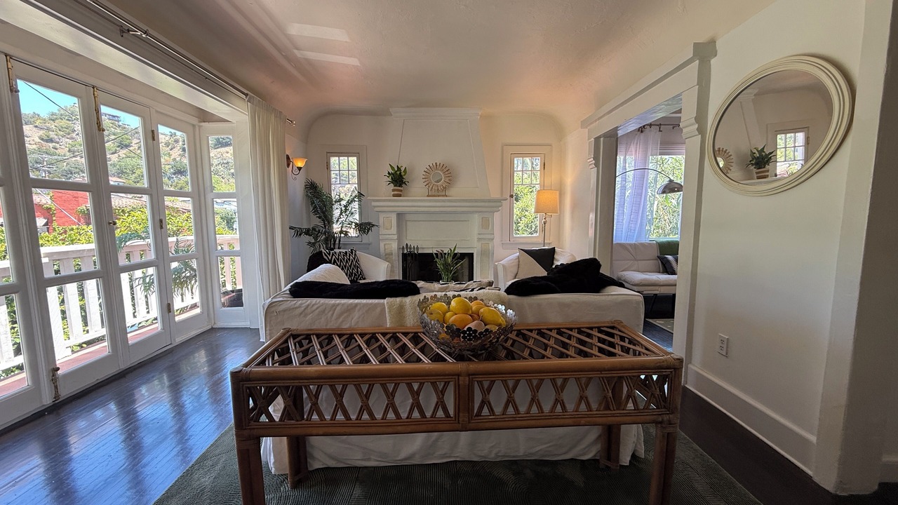 Photo of Livingroom in Beachwood Canyon