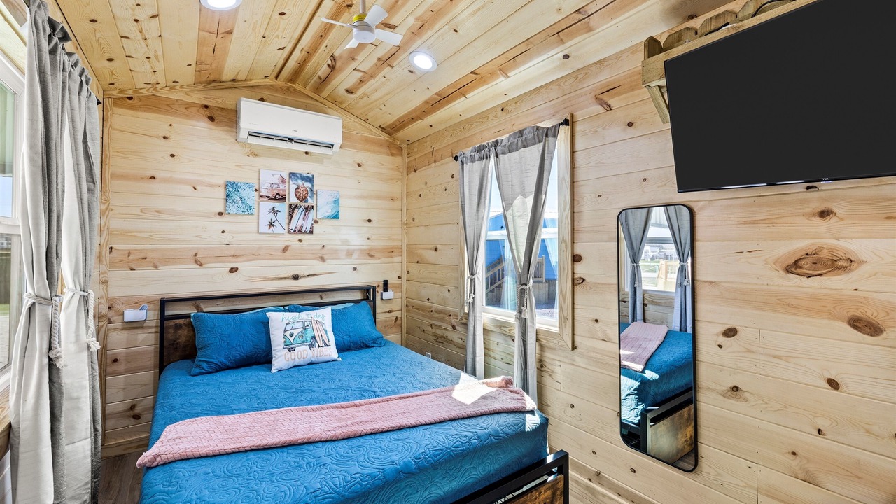 Photo of Bedroom in Crystal Beach