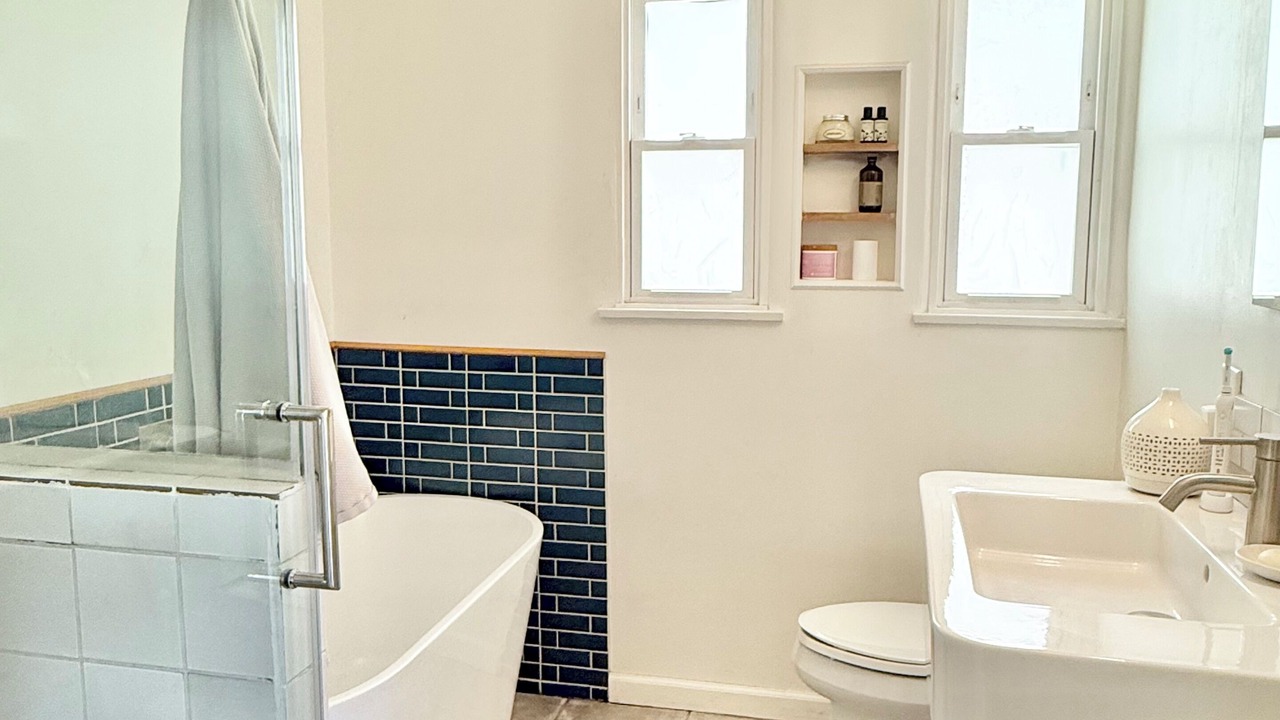 Photo of Bathroom in Mid-Wilshire