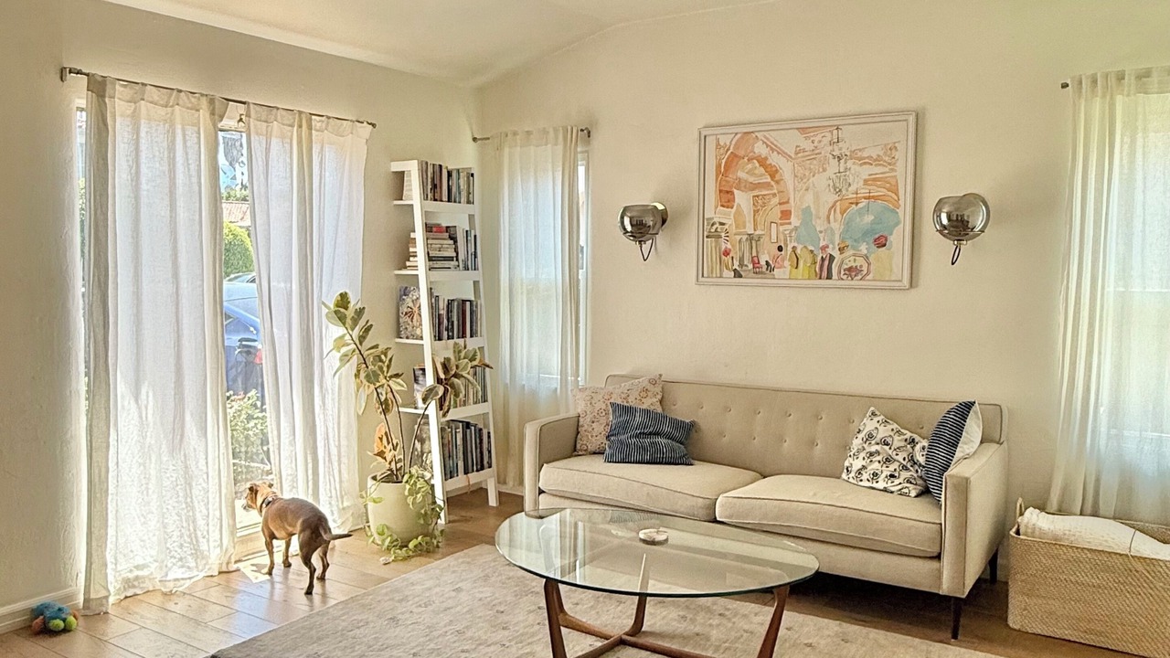 Photo of Livingroom in Mid-Wilshire
