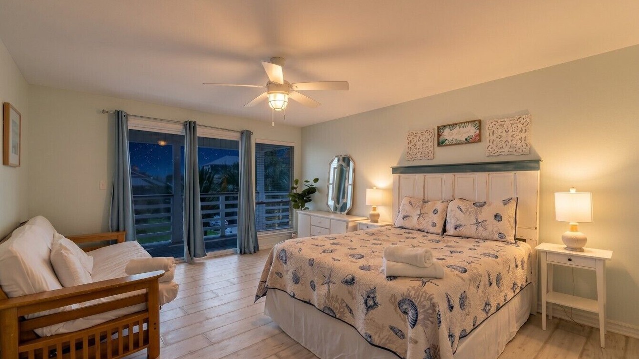Photo of Bedroom in Pirates Beach
