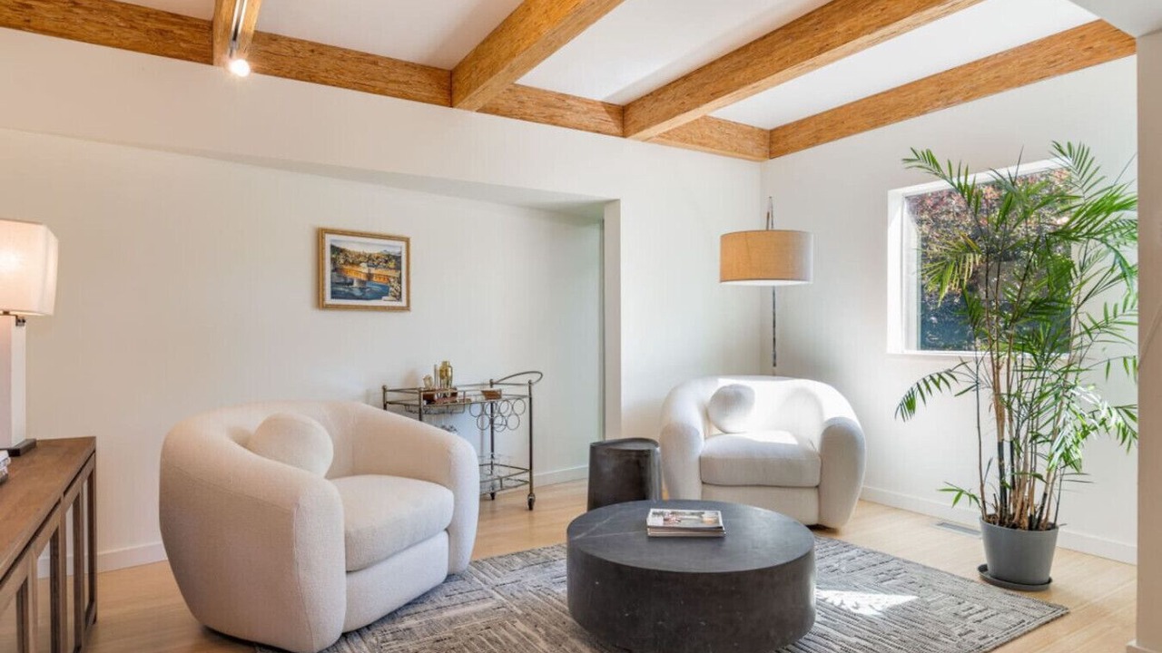 Photo of Livingroom in North Queen Anne