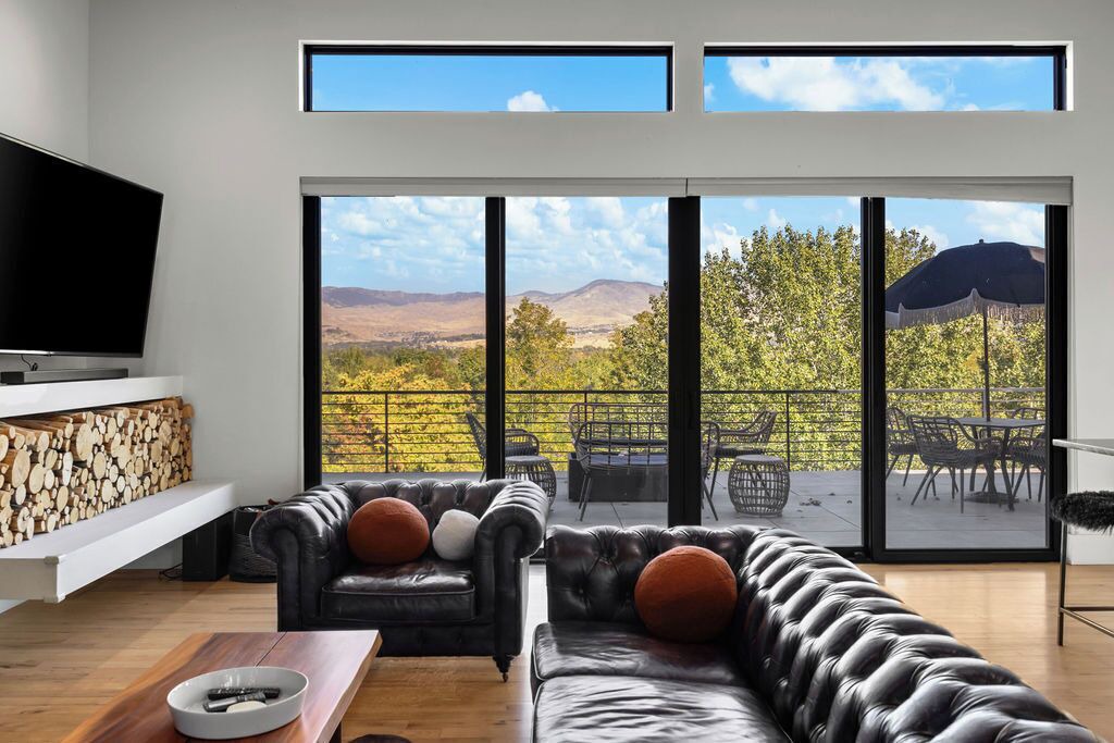 Photo of Livingroom in Central Rim