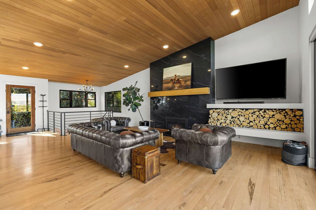 Photo of Livingroom in Central Rim