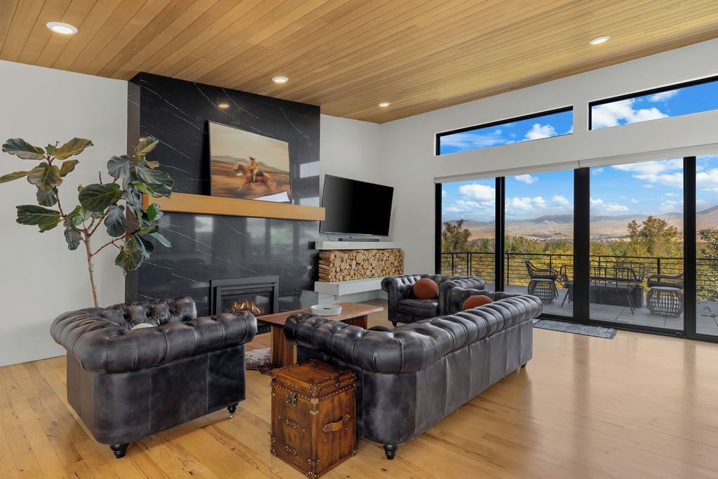 Photo of Livingroom in Central Rim
