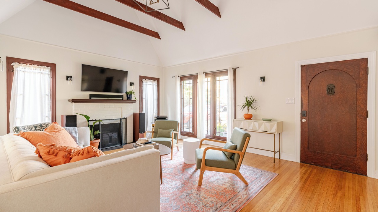Photo of Livingroom in Mid-Wilshire