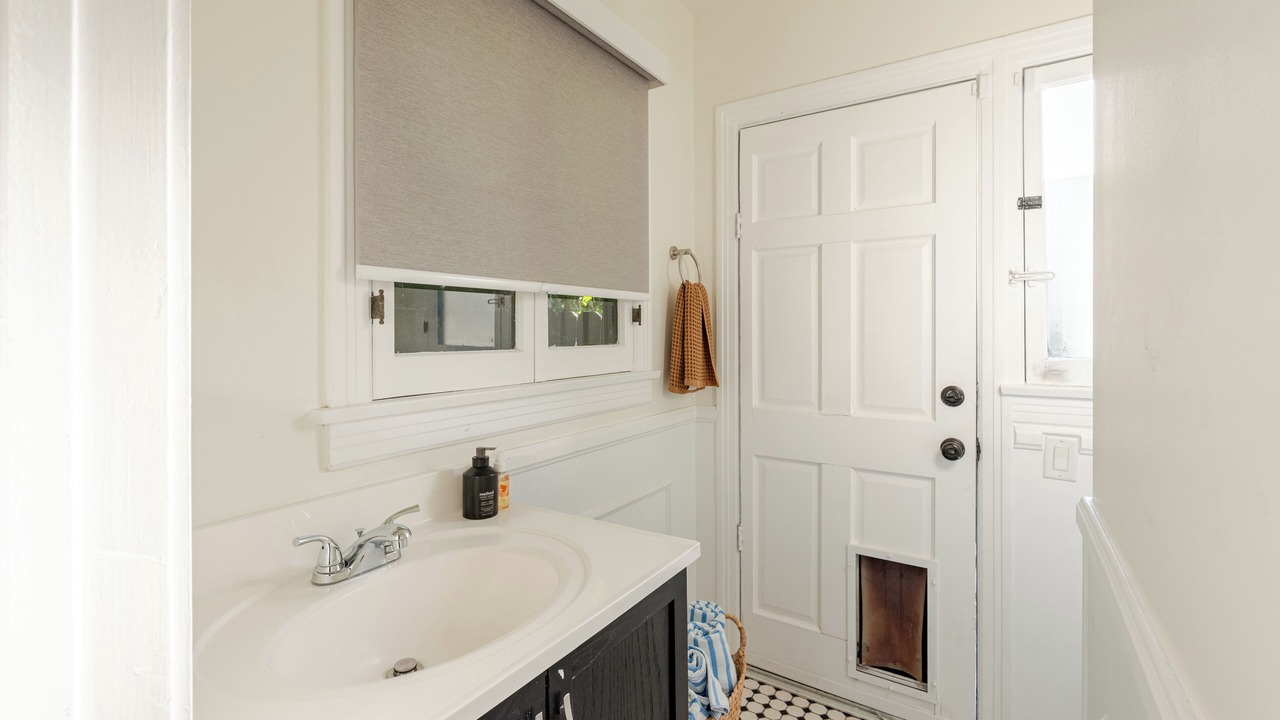 Photo of Bathroom in Mid-Wilshire