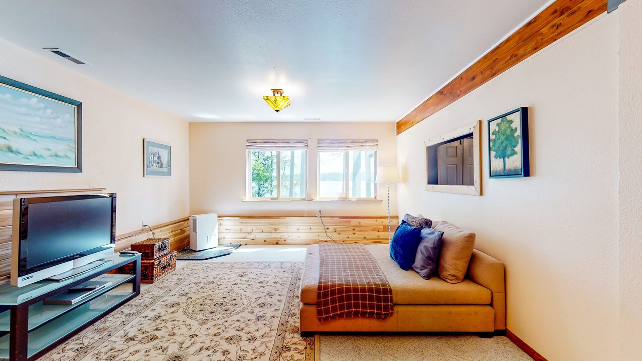 Photo of Livingroom in Brinnon