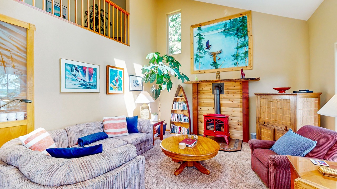 Photo of Livingroom in Brinnon