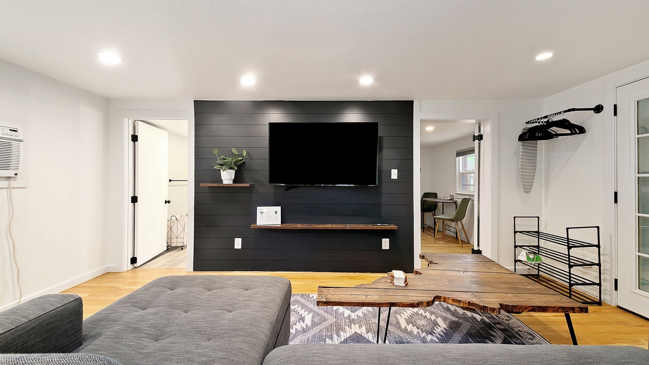 Photo of Livingroom in Depot Bench