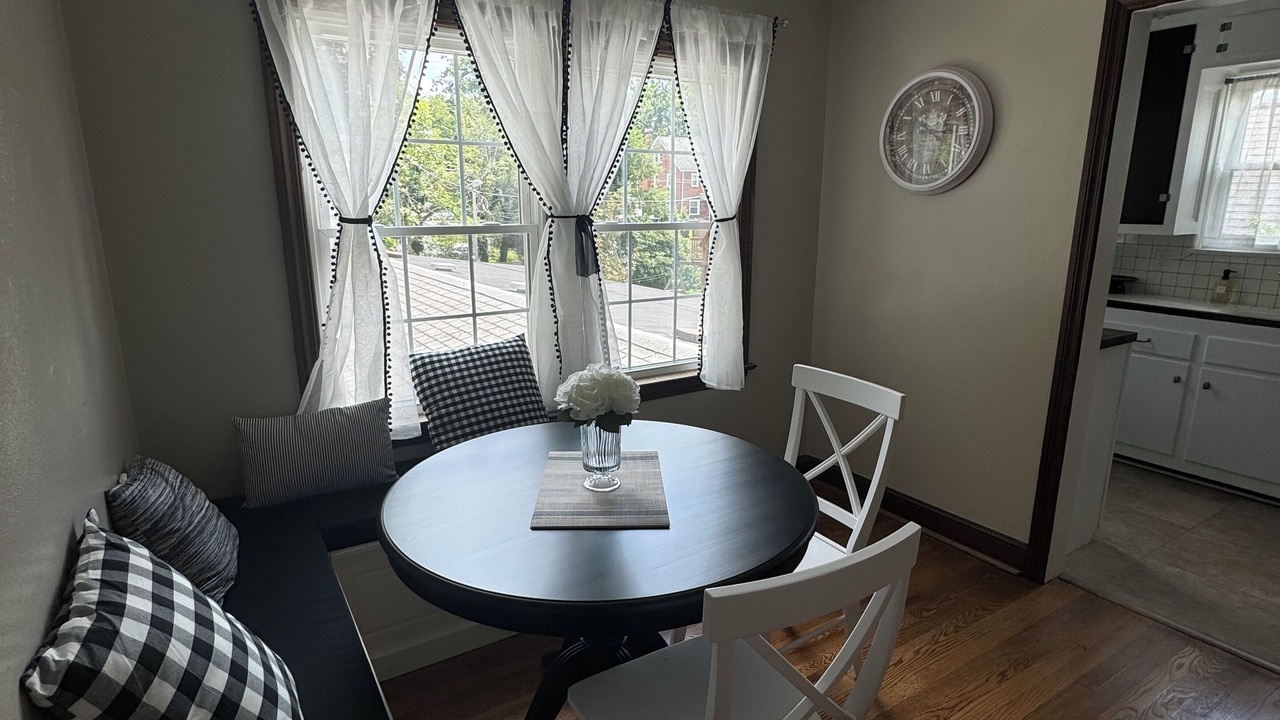 Photo of Livingroom in State College