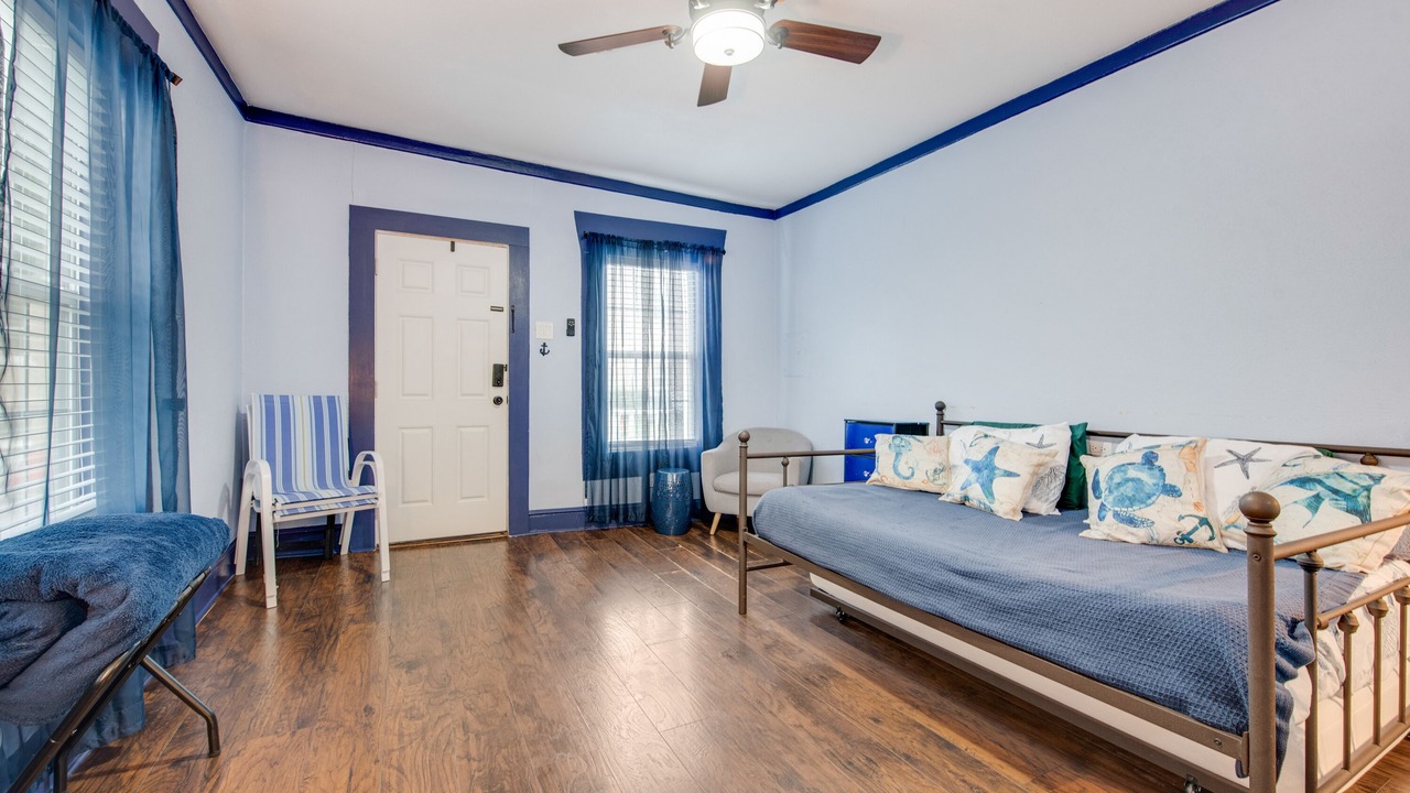 Photo of Livingroom in Junius Heights