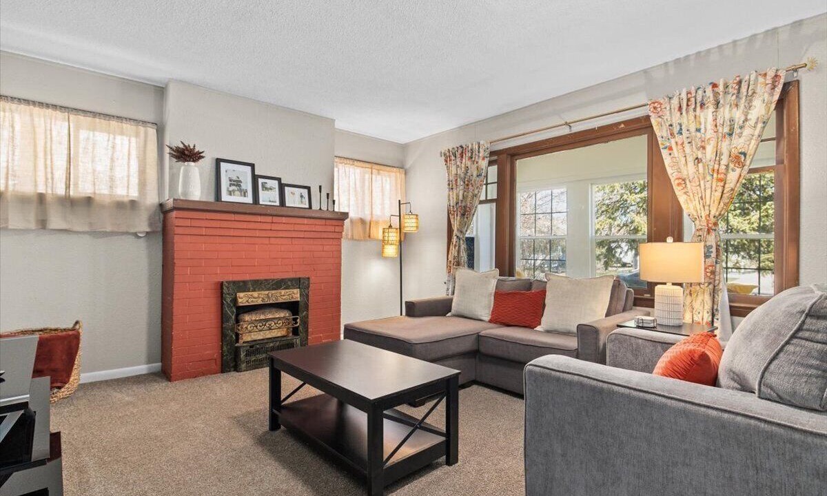 Photo of Livingroom in Central - Terry