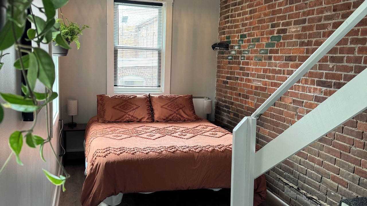 Photo of Bedroom in Lee