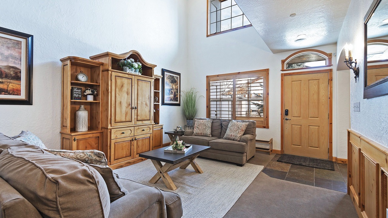 Photo of Livingroom in Midway