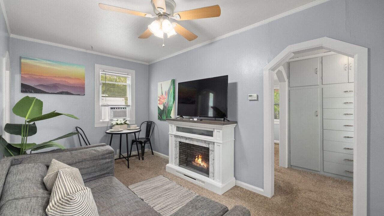 Photo of Livingroom in Central - Terry