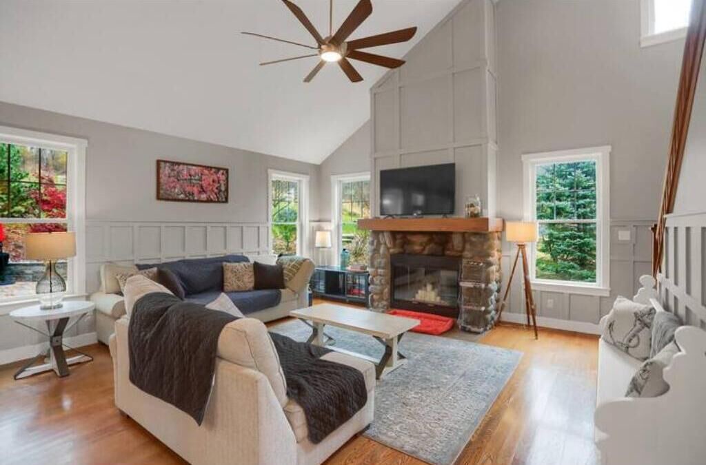 Photo of Livingroom in State College