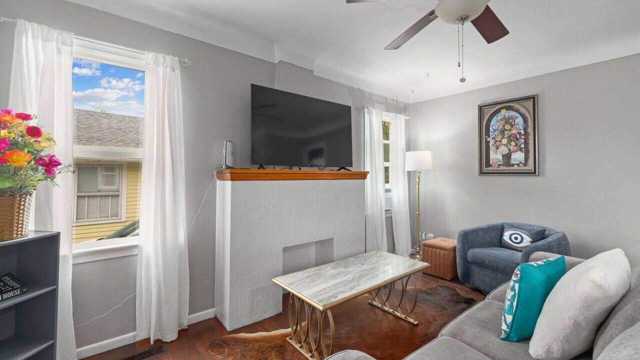 Photo of Livingroom in Central - Terry