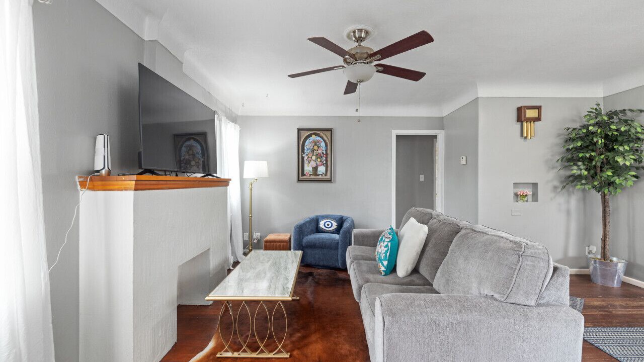 Photo of Livingroom in Central - Terry