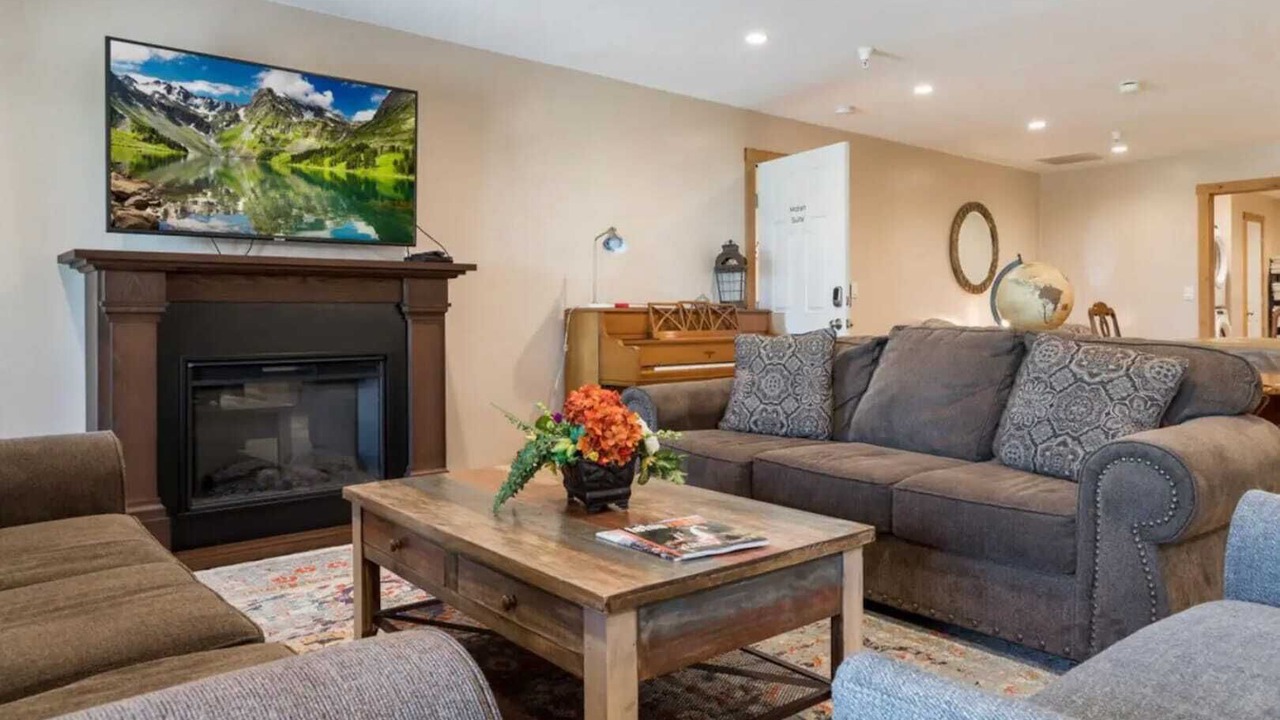 Photo of Livingroom in Leigh Creek Estates