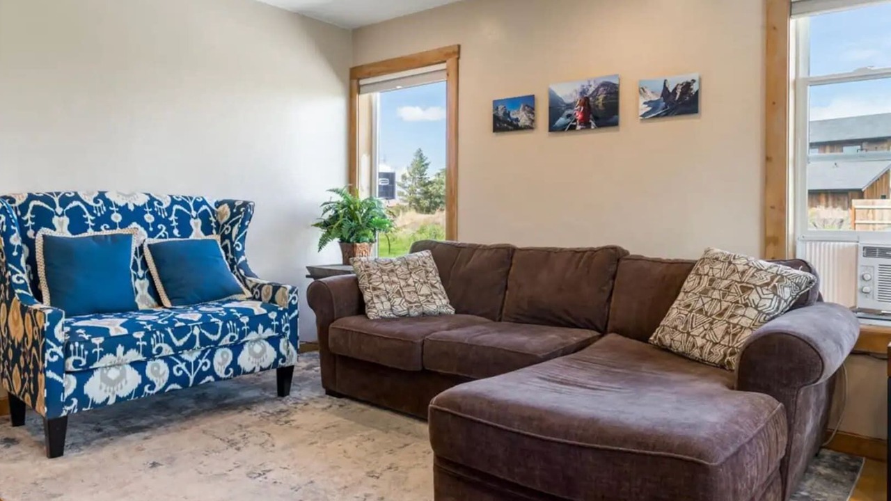 Photo of Livingroom in Leigh Creek Estates