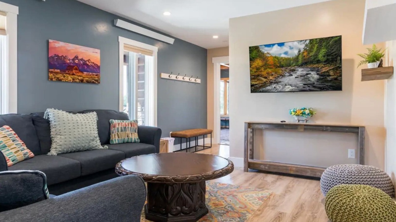 Photo of Livingroom in Leigh Creek Estates