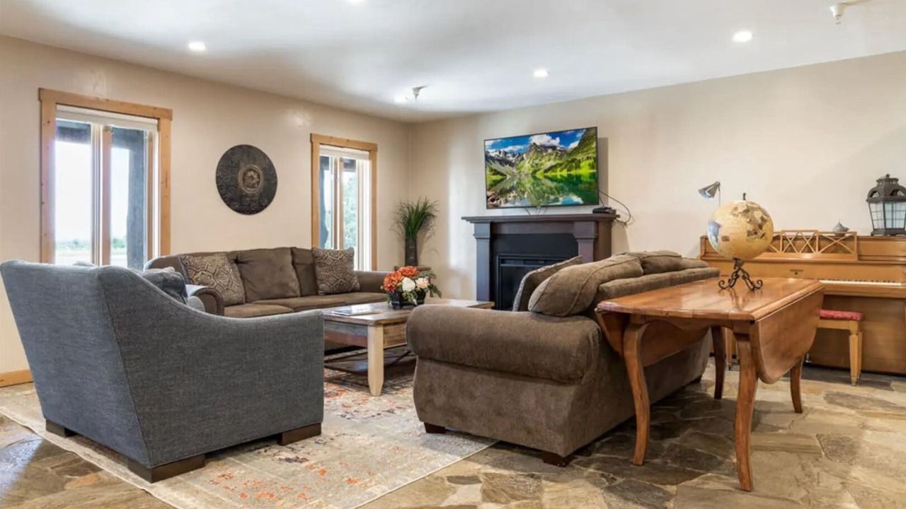 Photo of Livingroom in Leigh Creek Estates