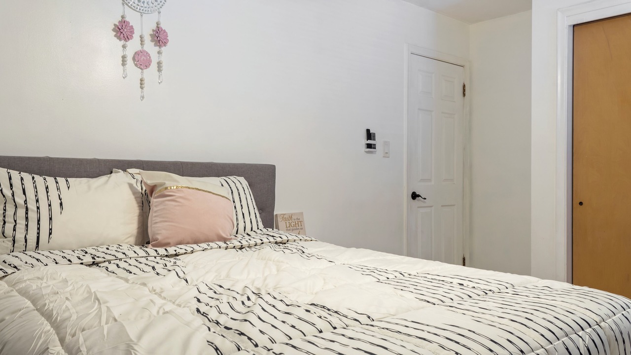 Photo of Bedroom in Dearborn Heights