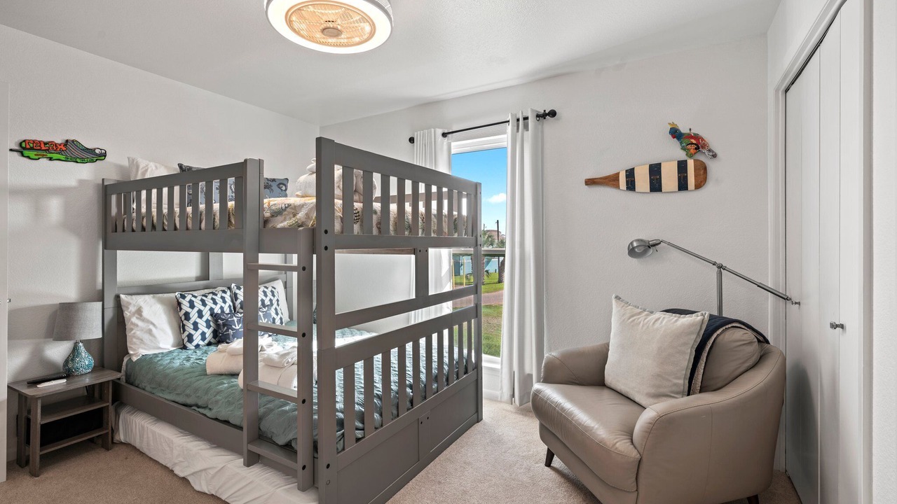 Photo of Bedroom in Pirates Beach