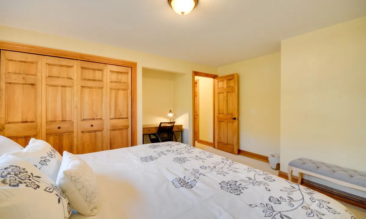 Photo of Bedroom in Rimrock