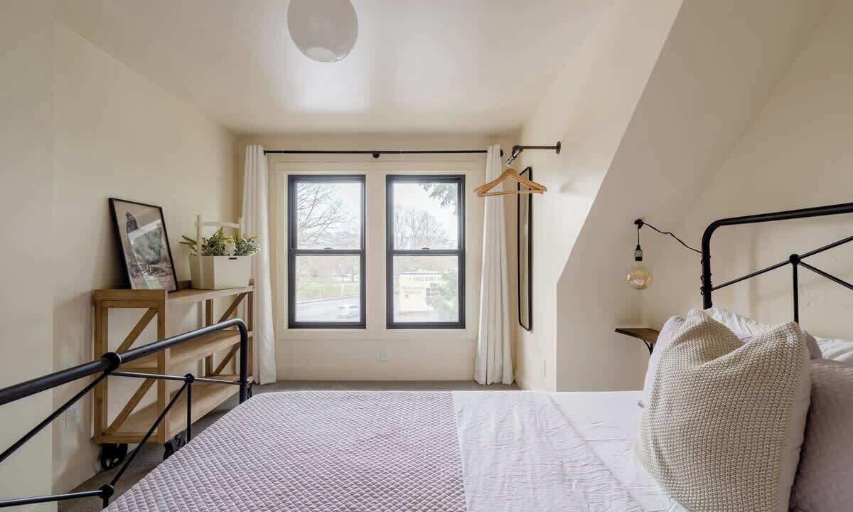 Photo of Bedroom in Hosford-Abernethy